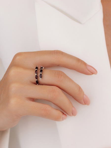 Купить кольцо из серебра с гранатами в интернет-магазине KRASNOE