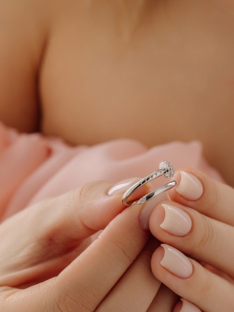 Купить кольцо из серебра с фианитами в интернет-магазине KRASNOE