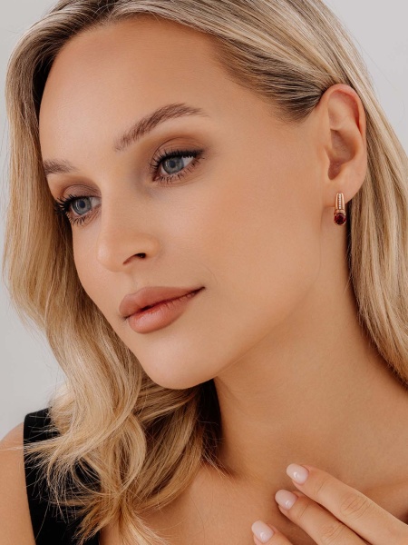 Серьги из серебра с гранатами и фианитами со скидкой