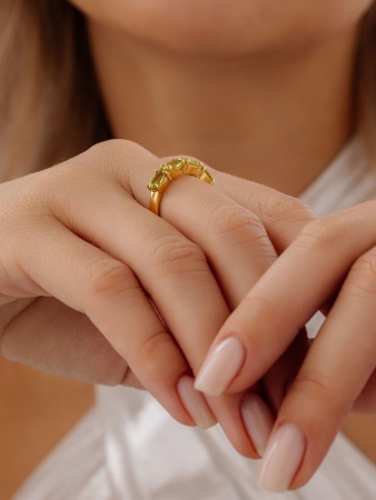 Купить кольцо из серебра с хризолитами в интернет-магазине KRASNOE