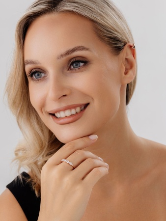 Купить кольцо из серебра с фианитами в интернет-магазине KRASNOE