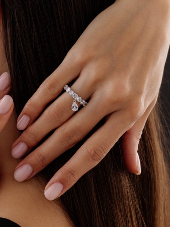 Купить кольцо из серебра с фианитами в интернет-магазине KRASNOE