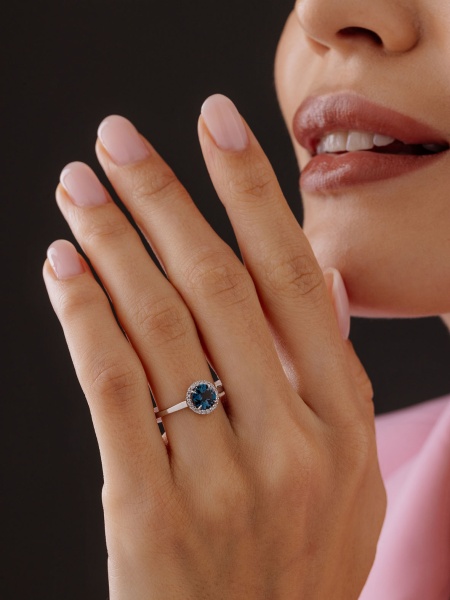 Купить кольцо из серебра с топазом и фианитами в интернет-магазине KRASNOE