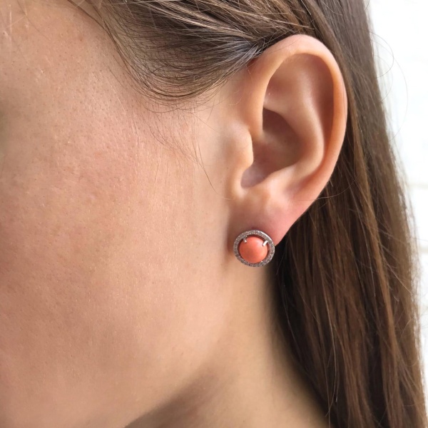 Пусеты из серебра с кораллами и фианитами 2340282055 от KRASNOE, металл Серебро, вставка Коралл Синт.