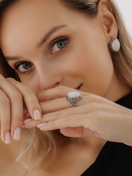 Купить кольцо из серебра с перламутром в интернет-магазине KRASNOE