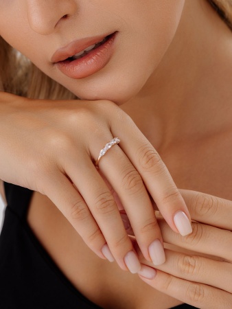 Купить кольцо из серебра с фианитами в интернет-магазине KRASNOE