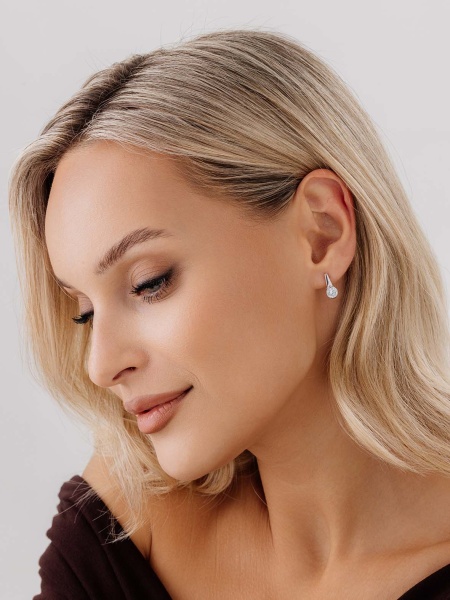 Серьги из серебра с фианитами со скидкой
