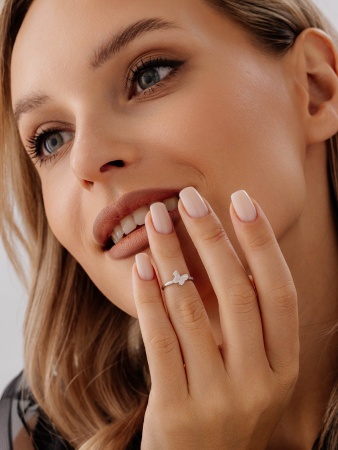 Купить кольцо из серебра с фианитами в интернет-магазине KRASNOE