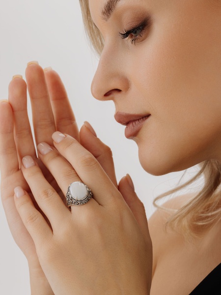 Купить кольцо из серебра с перламутром в интернет-магазине KRASNOE