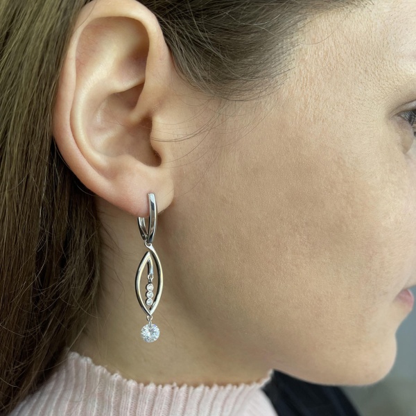 Серьги из серебра с фианитами со скидкой