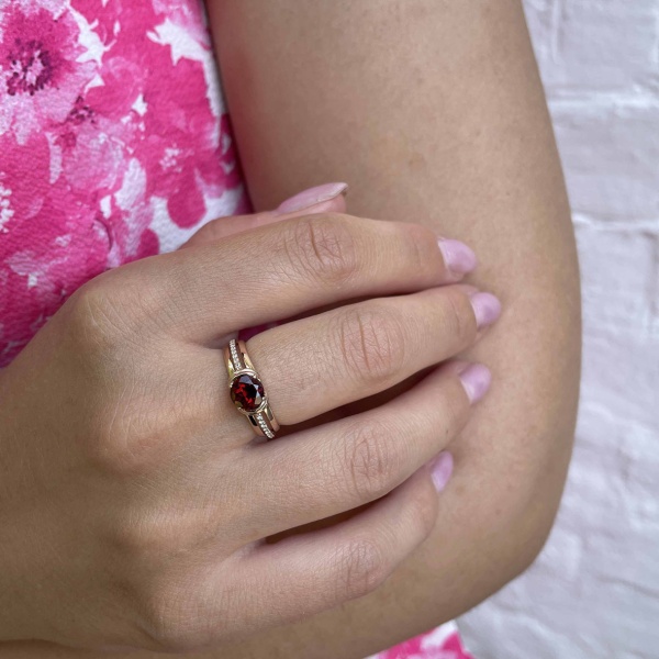 Кольцо из серебра с гранатом и фианитами со скидкой