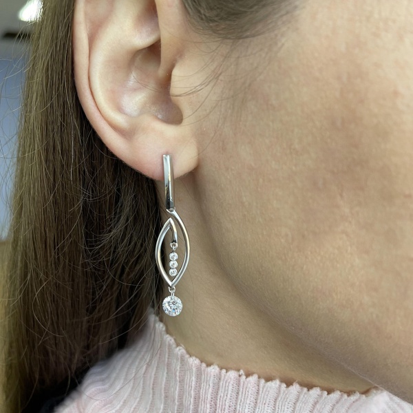 Серьги из серебра с фианитами со скидкой Серьги из серебра с фианитами со скидкой