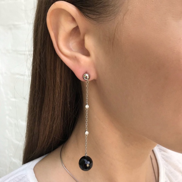 Пусеты из серебра с ониксами и фианитами со скидкой