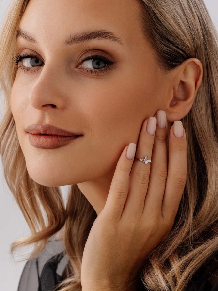 Купить кольцо из серебра с фианитами в интернет-магазине KRASNOE