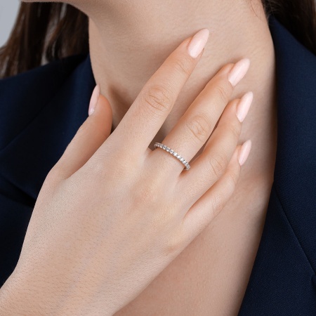 Кольцо из серебра с фианитами со скидкой