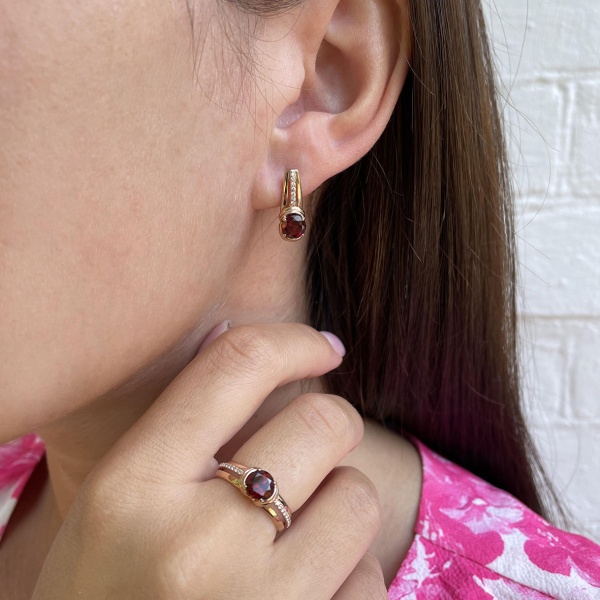 Кольцо из серебра с гранатом и фианитами со скидкой